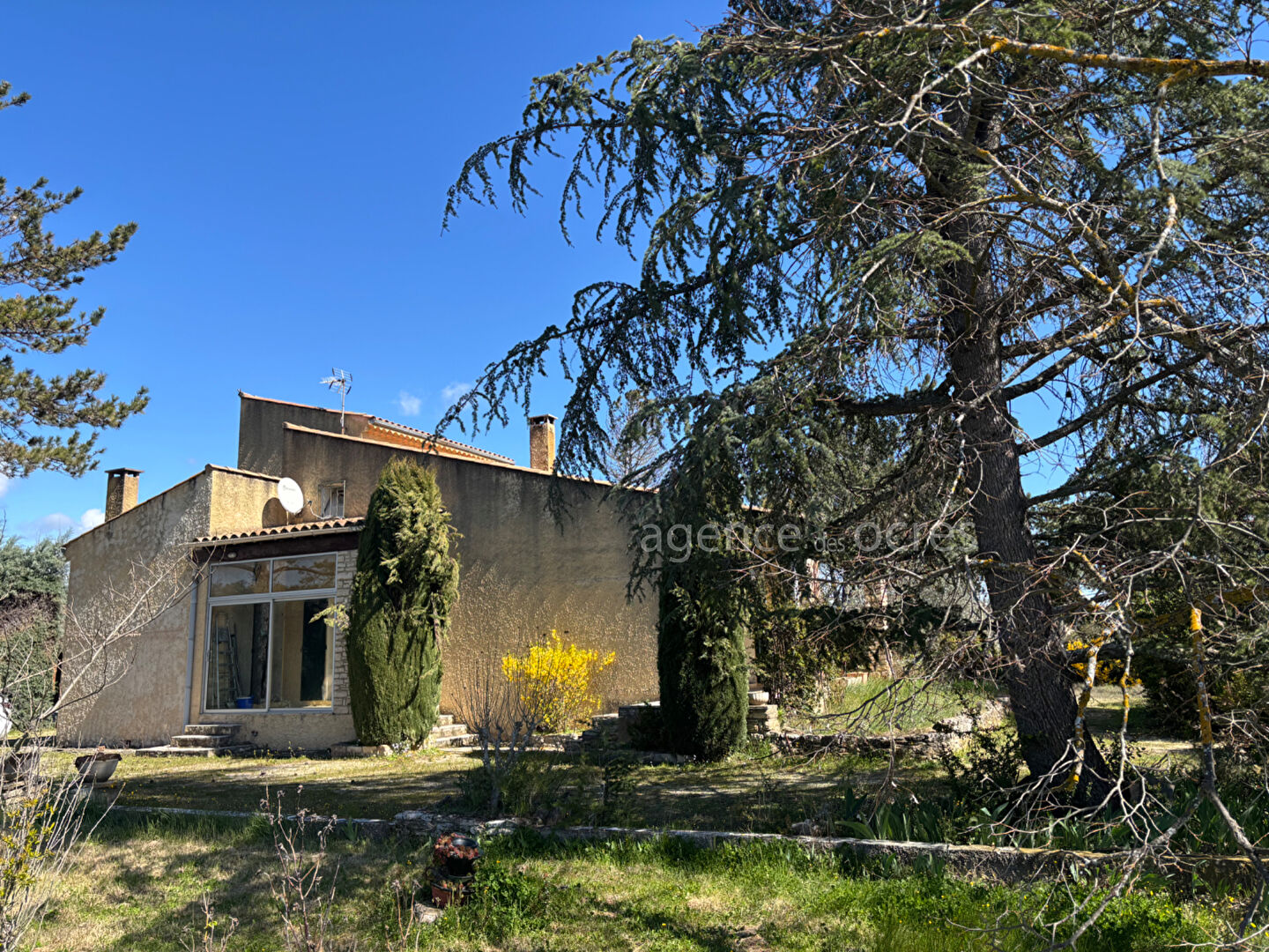 Maison à rénover avec fort potentiel à Roussillon (84220)