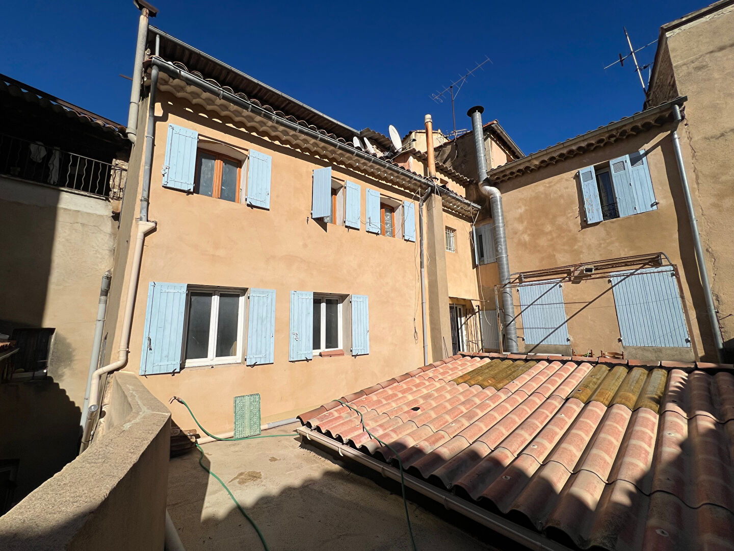 Building in the city center of Apt, 340sqm