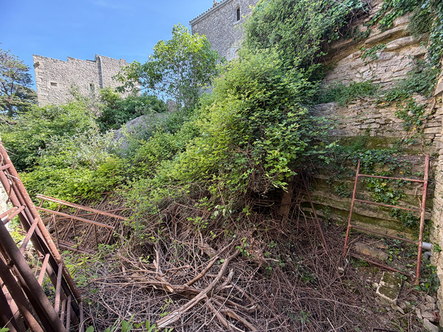 SAIGNON village, Bâti à rénover entièrement avec vue et jardin.