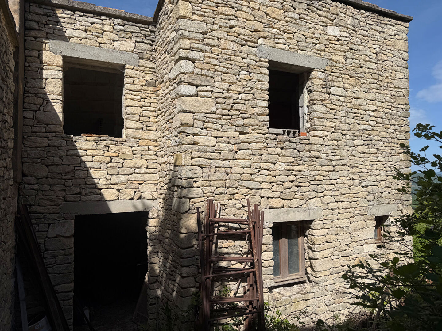 SAIGNON village, Bâti à rénover entièrement avec vue et jardin.