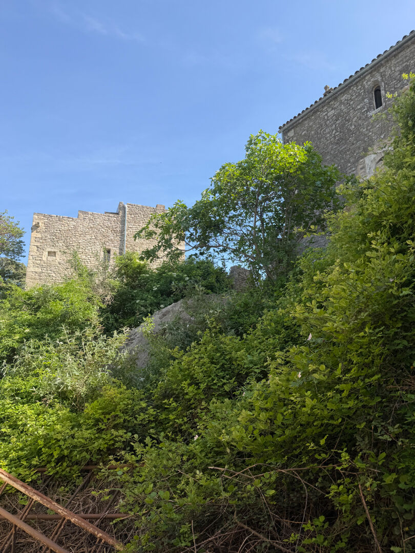 SAIGNON village, Bâti à rénover entièrement avec vue et jardin.