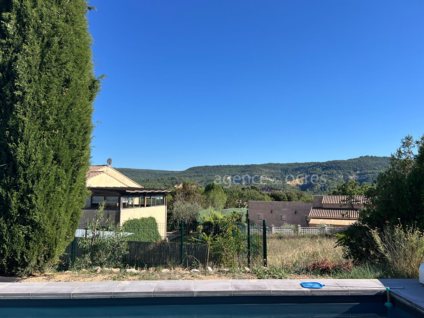 House et swimming pool in Rustrel