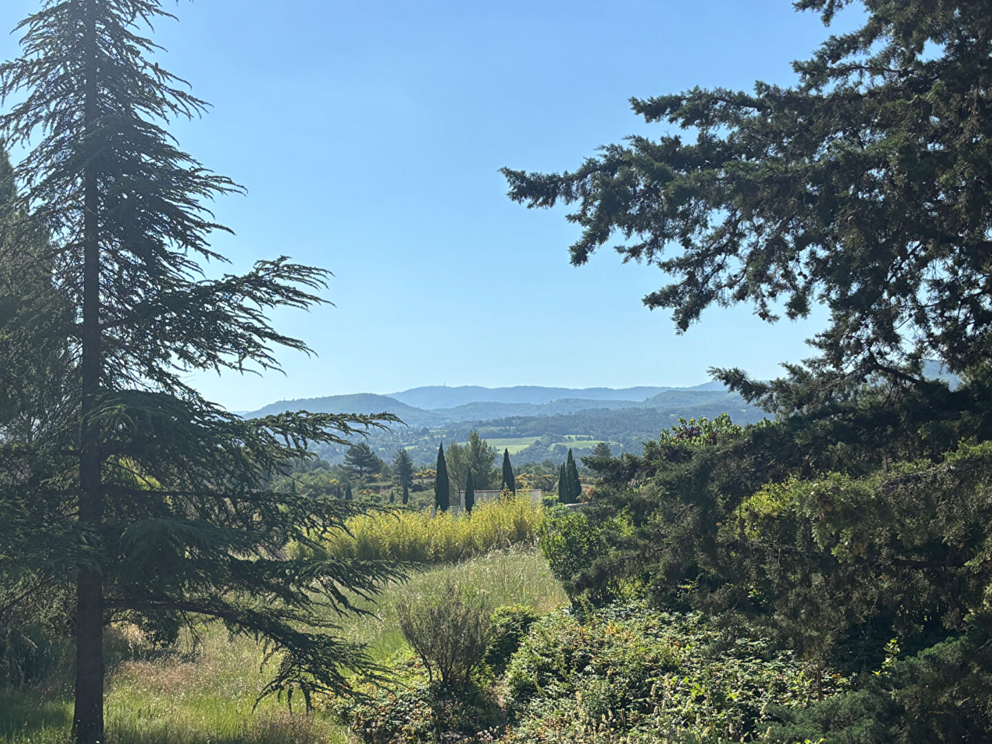 Terrain à bâtir de 4 700 m². Cadre campagne avec belle vue dégagée