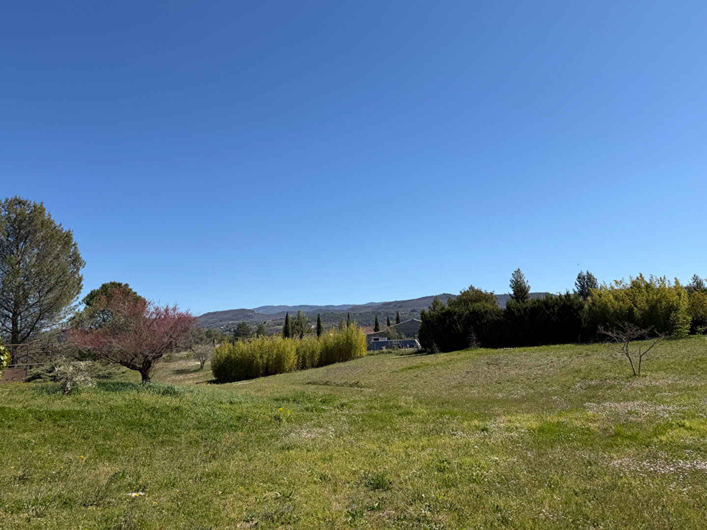 Terrain à bâtir de 4 700 m². Cadre campagne avec belle vue dégagée