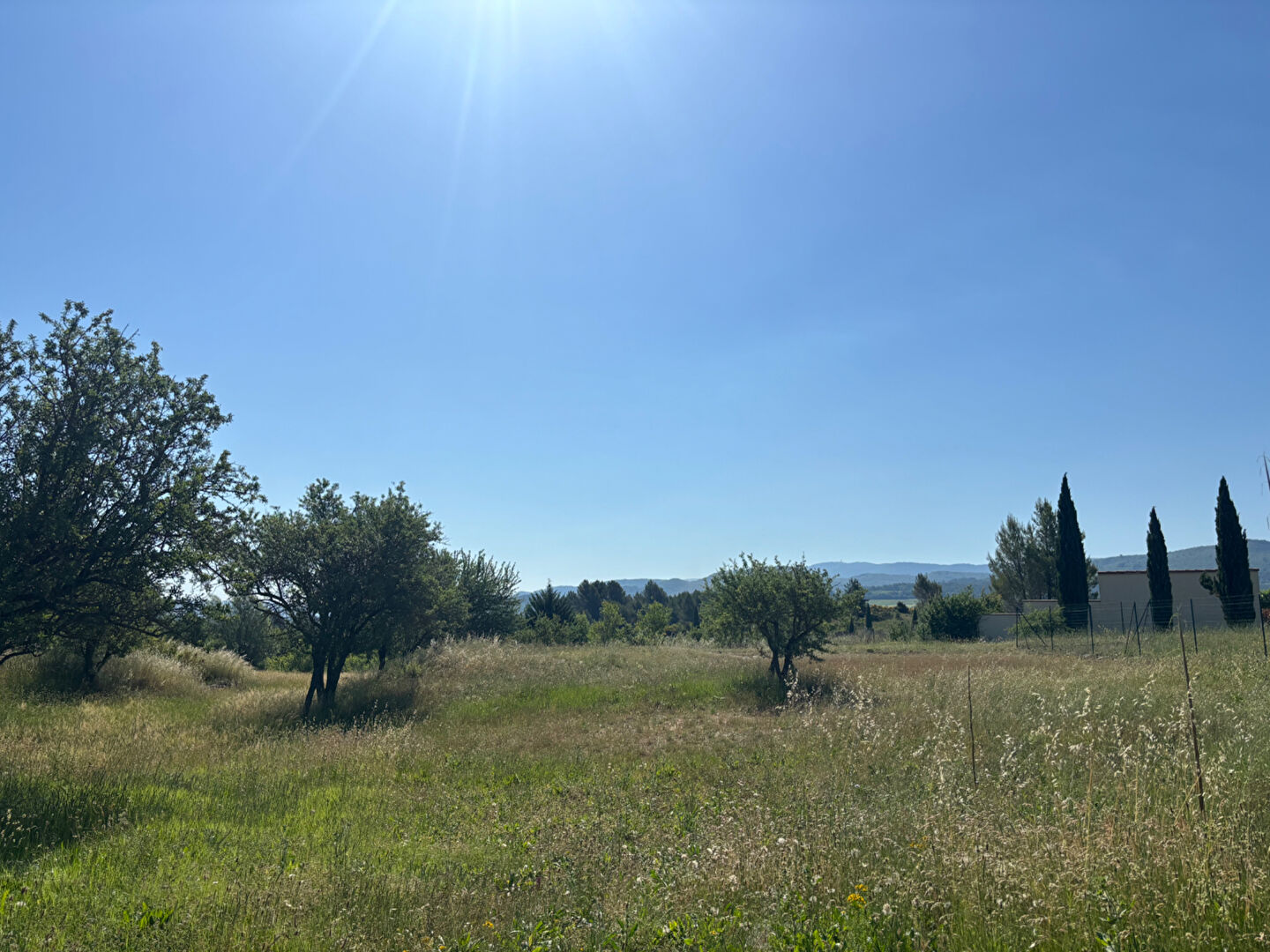 Terrain à bâtir de 4 700 m². Cadre campagne avec belle vue dégagée