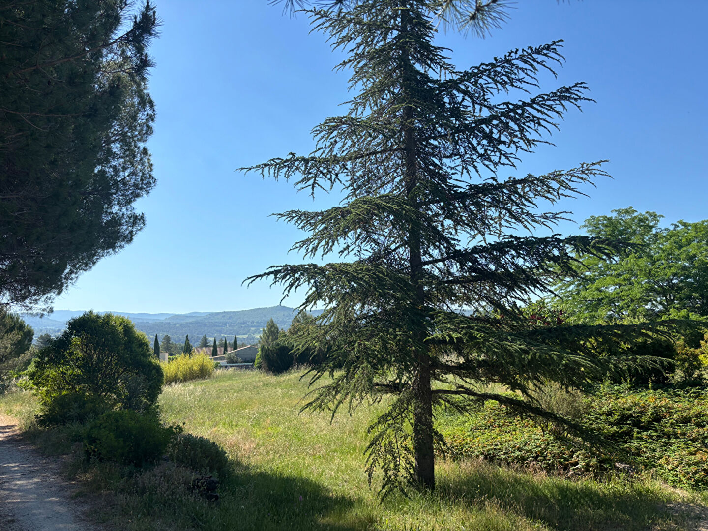 Terrain à bâtir de 4 700 m². Cadre campagne avec belle vue dégagée