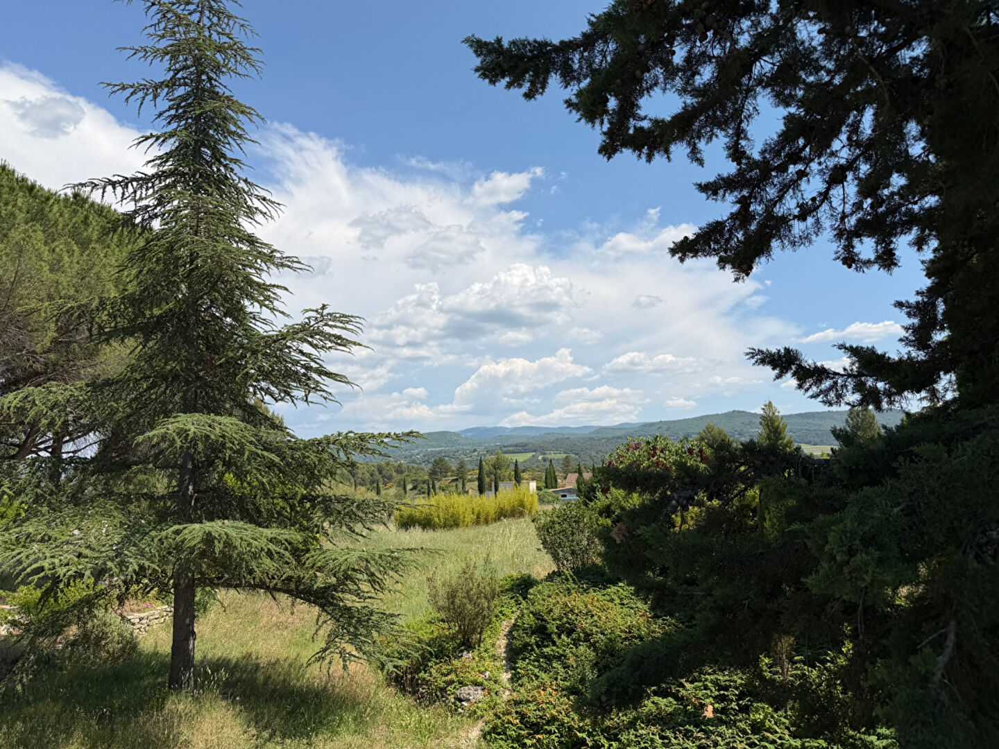 Maison familiale de 200 m² habitables sur un magnifique terrain arboré de plus de 2 000 m².
