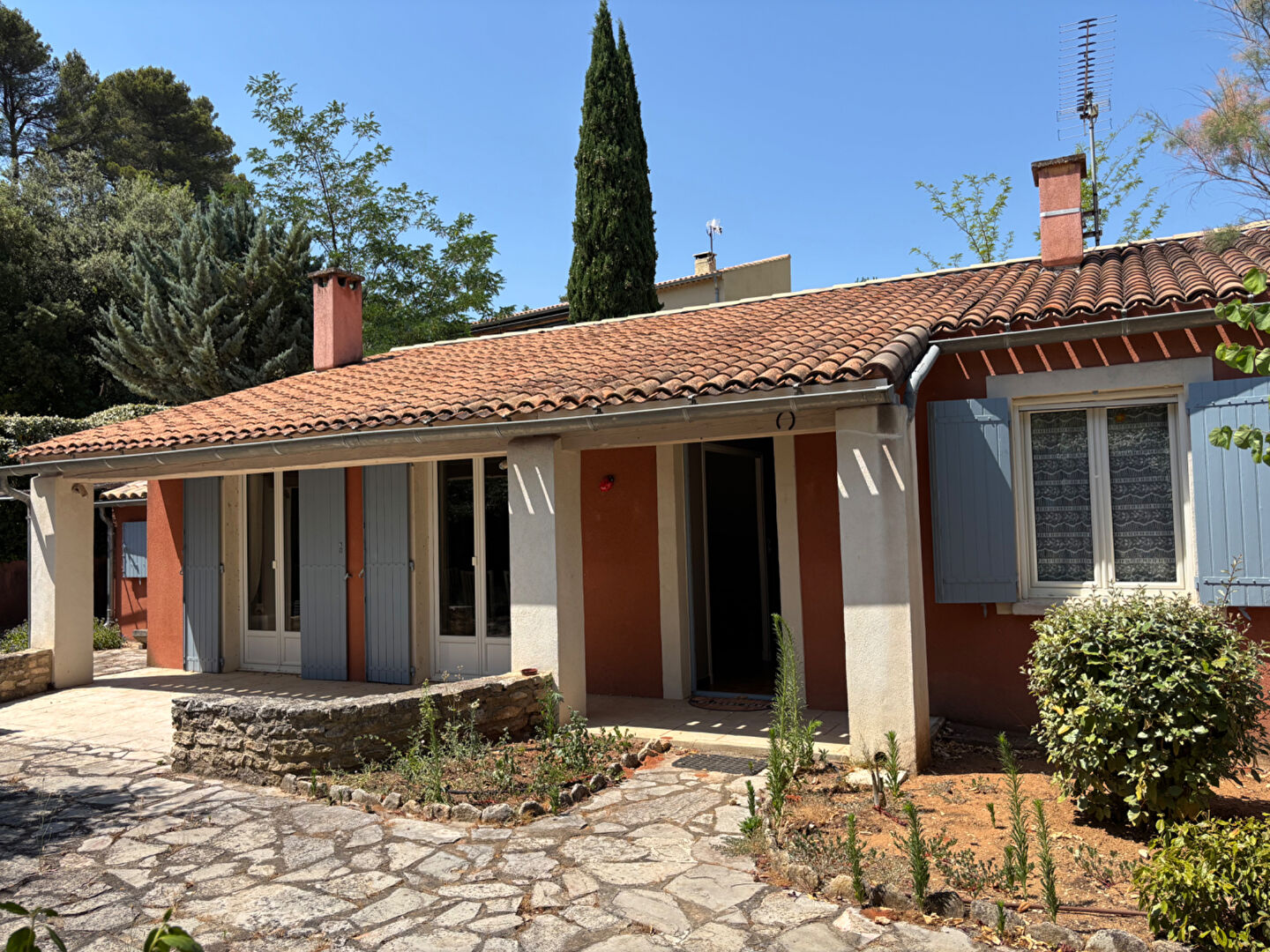 Propriété avec maison principale, logement annexe, piscine et dépendances à Roussillon (84220)