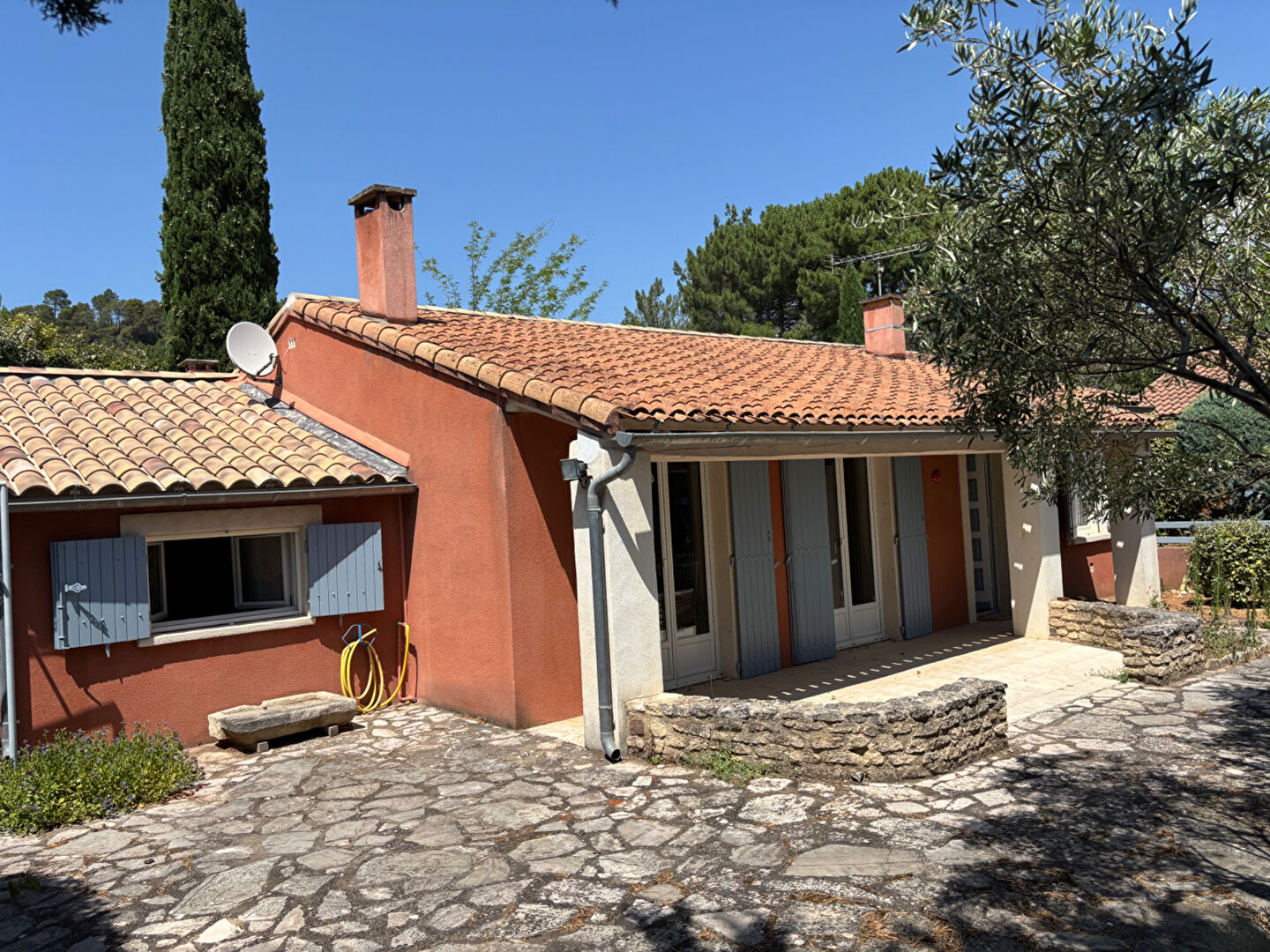 Propriété avec maison principale, logement annexe, piscine et dépendances à Roussillon (84220)