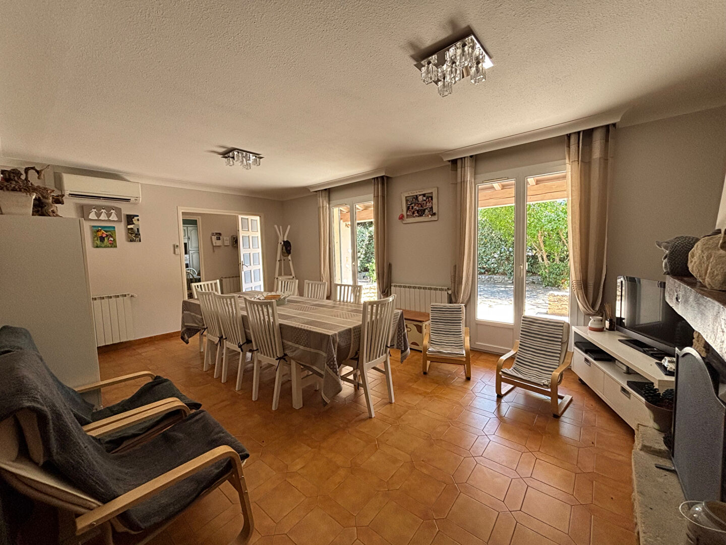 Propriété avec maison principale, logement annexe, piscine et dépendances à Roussillon (84220)