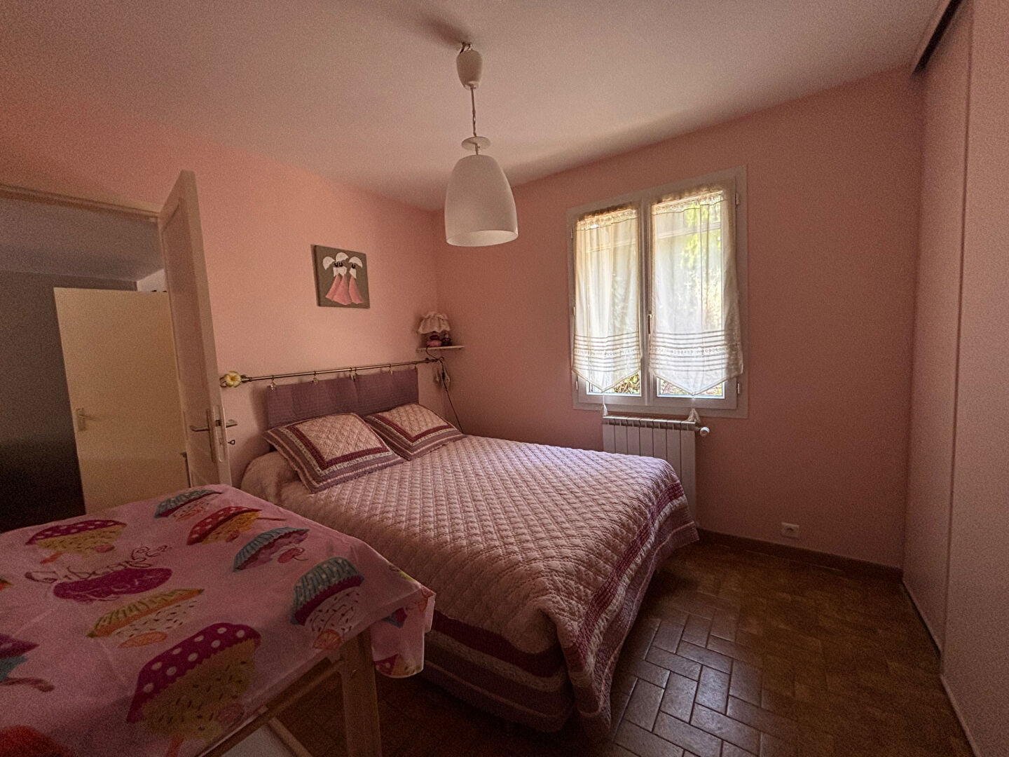 Propriété avec maison principale, logement annexe, piscine et dépendances à Roussillon (84220)