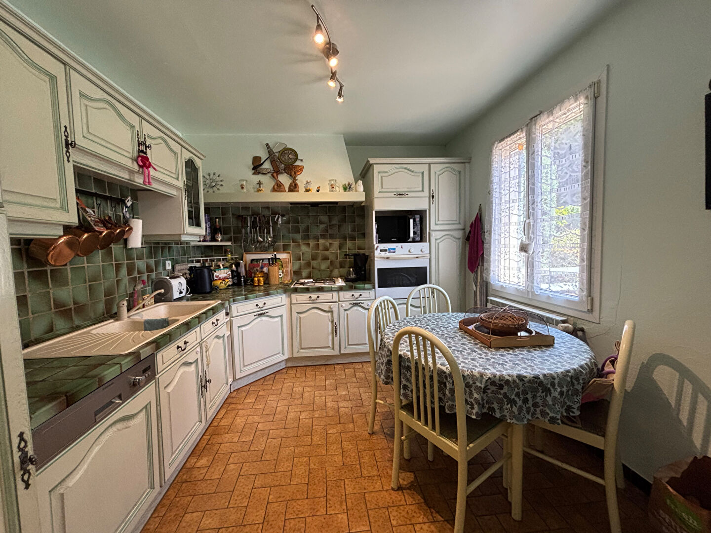 Propriété avec maison principale, logement annexe, piscine et dépendances à Roussillon (84220)