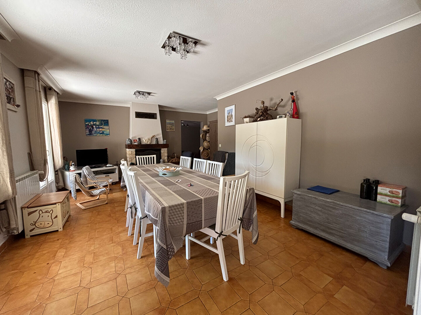 Propriété avec maison principale, logement annexe, piscine et dépendances à Roussillon (84220)