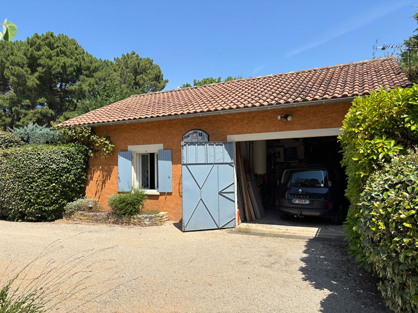 Propriété avec maison principale, logement annexe, piscine et dépendances à Roussillon (84220)