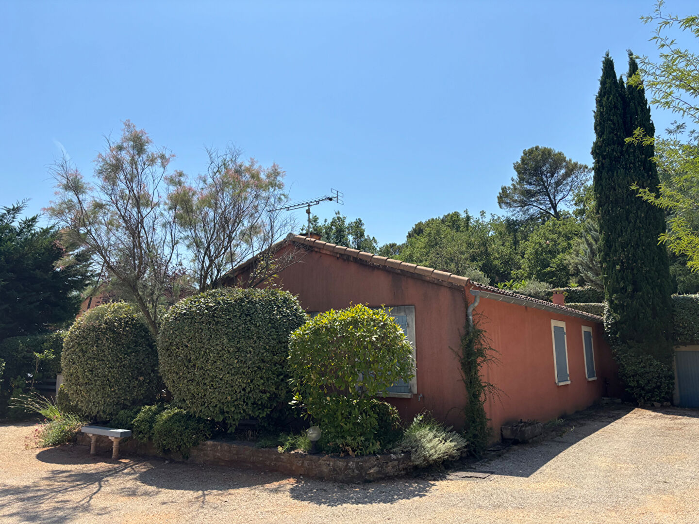 Propriété avec maison principale, logement annexe, piscine et dépendances à Roussillon (84220)