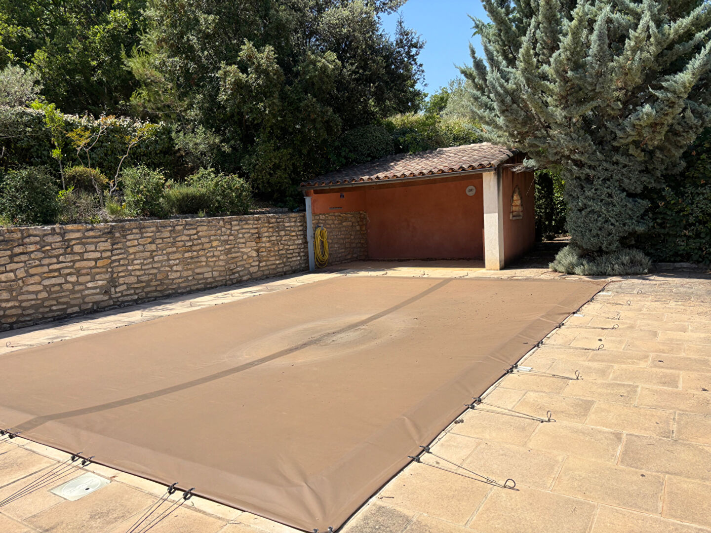 Propriété avec maison principale, logement annexe, piscine et dépendances à Roussillon (84220)