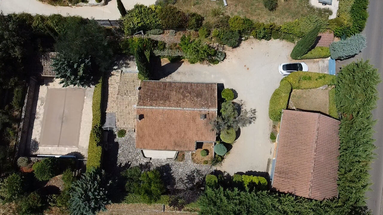 Propriété avec maison principale, logement annexe, piscine et dépendances à Roussillon (84220)