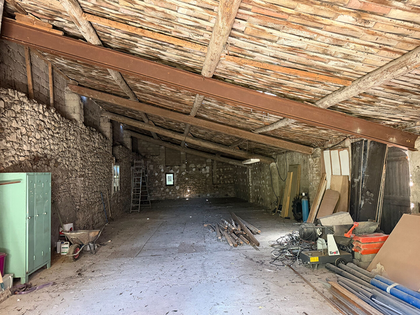 Local 186 m² brut à agencer. terrain 250 m² constructible ? Proche centre-ville d'art, 84400