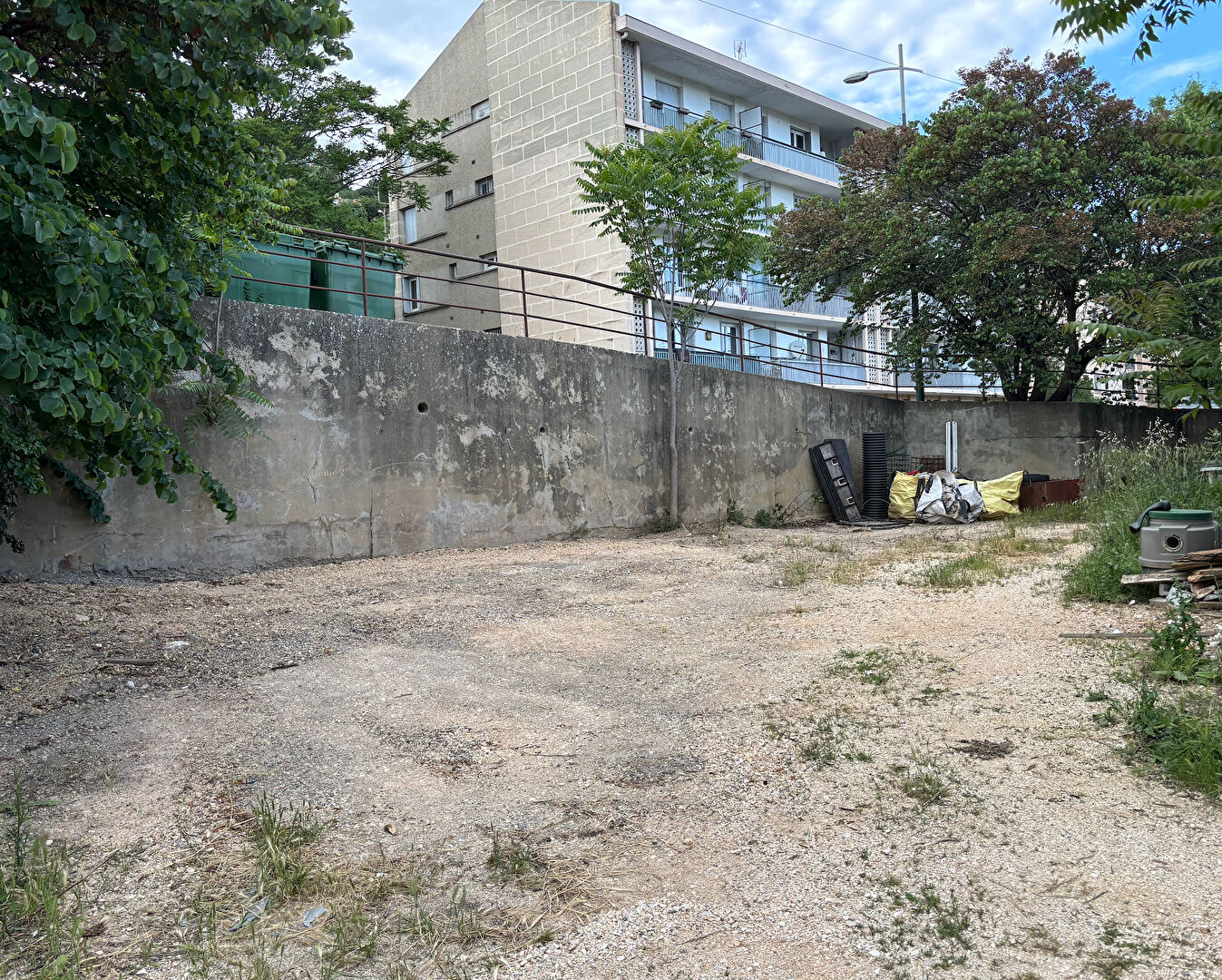 Local 186 m² brut à agencer. terrain 250 m² constructible ? Proche centre-ville d'art, 84400