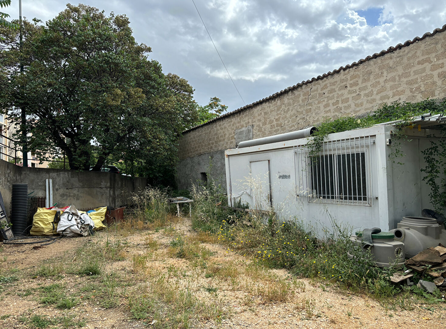 Local 186 m² brut à agencer. terrain 250 m² constructible ? Proche centre-ville d'art, 84400