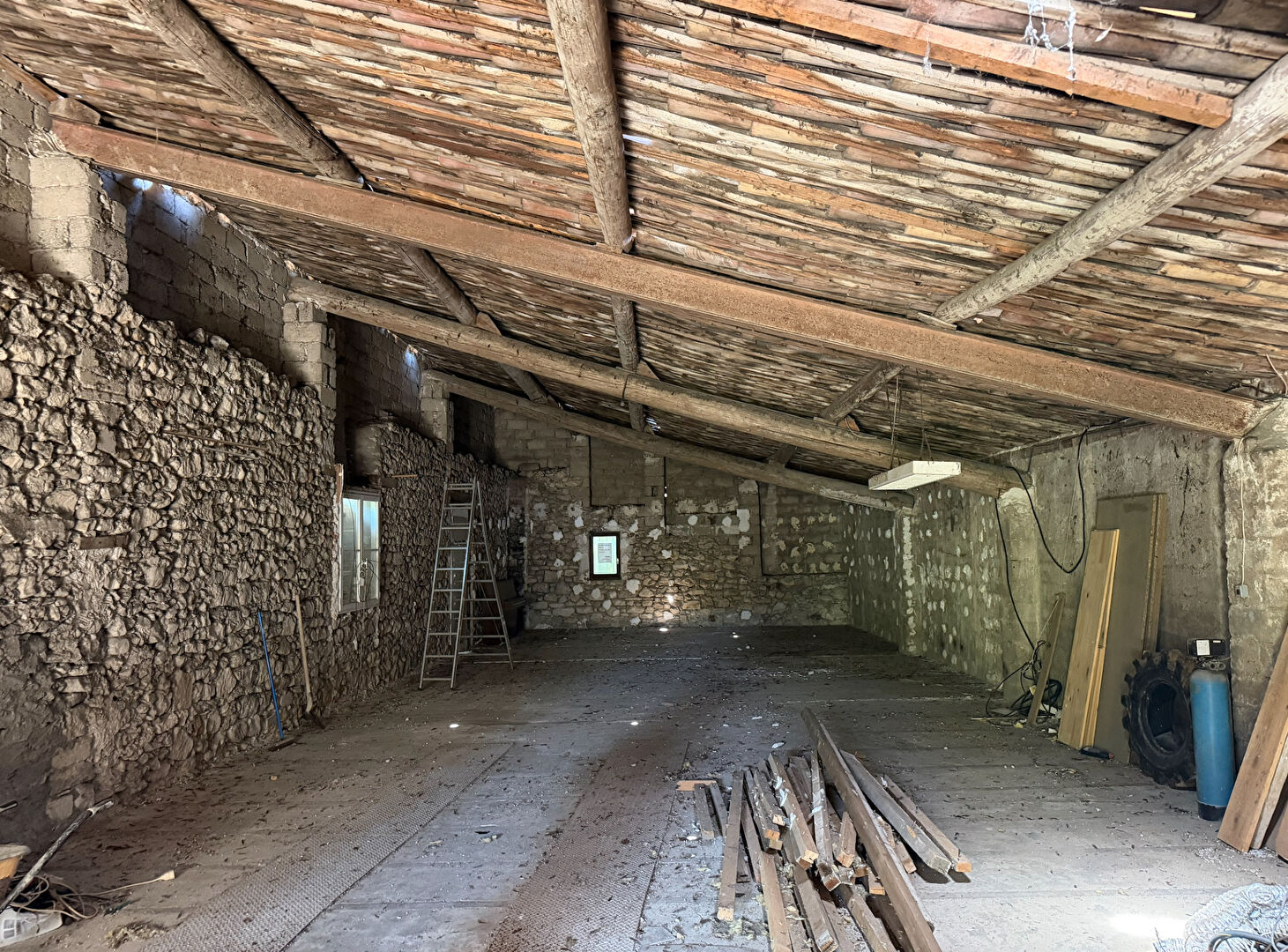 Local 186 m² brut à agencer. terrain 250 m² constructible ? Proche centre-ville d'art, 84400