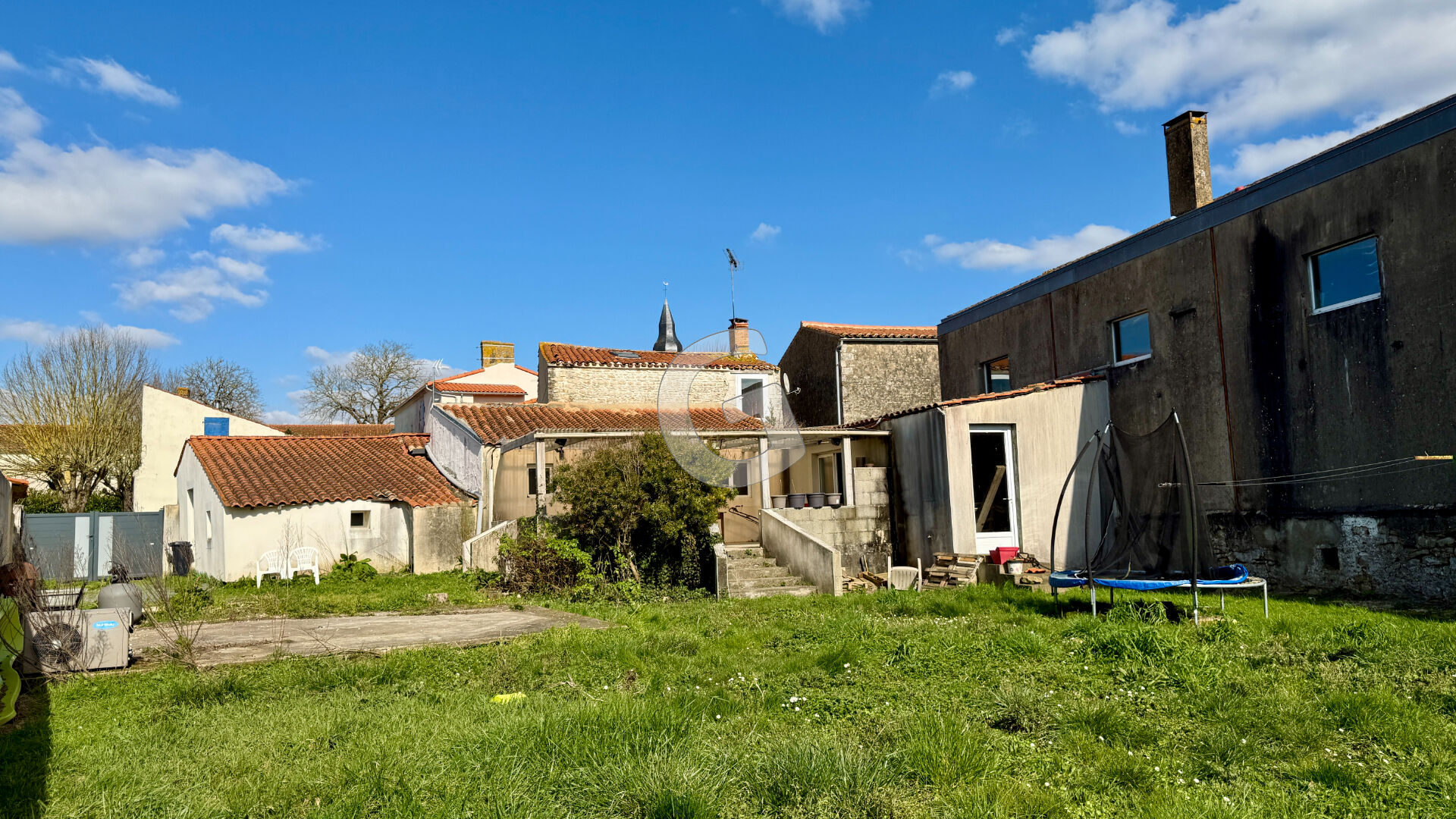 MAISON - 5 PIECES - 122M² - A VENDRE - TRIAIZE