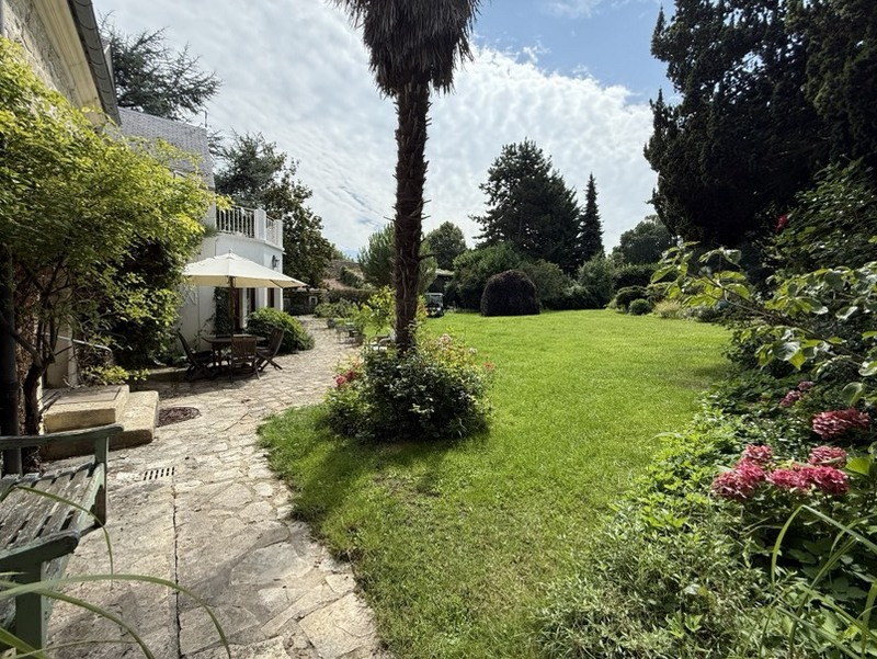 Photo Ensemble immobilier de caractère sur parc paysager avec piscine et dépendances ? Secteur Senlis image 2/6