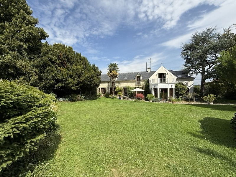 Ensemble immobilier de caractère sur parc paysager avec piscine et dépendances! Secteur Senlis
