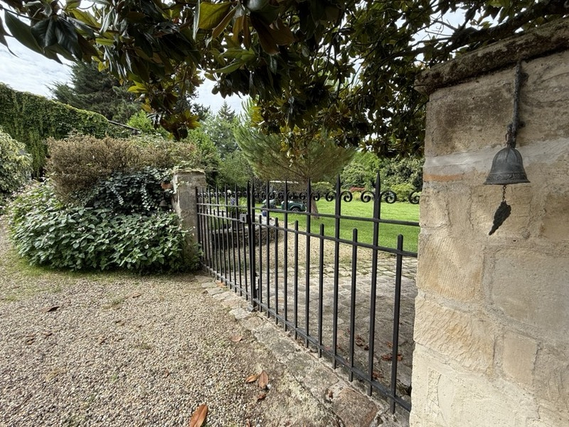 Photo Ensemble immobilier de caractère sur parc paysager avec piscine et dépendances! Secteur Senlis image 3/6