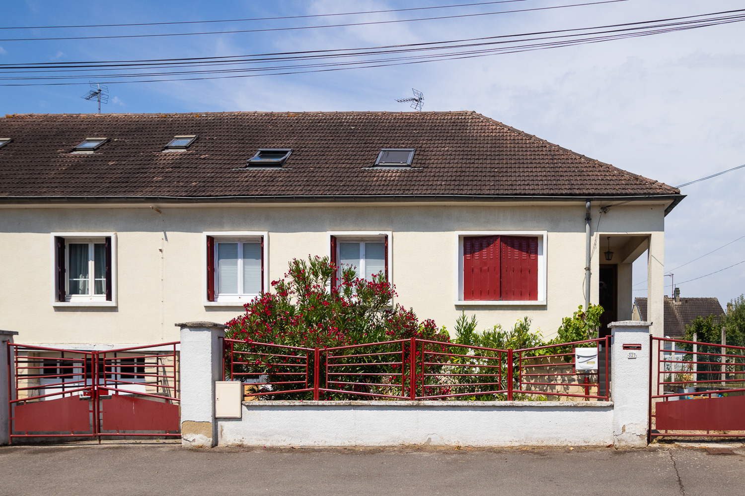 Maison Chevrières sur sous-sol avec dépendances