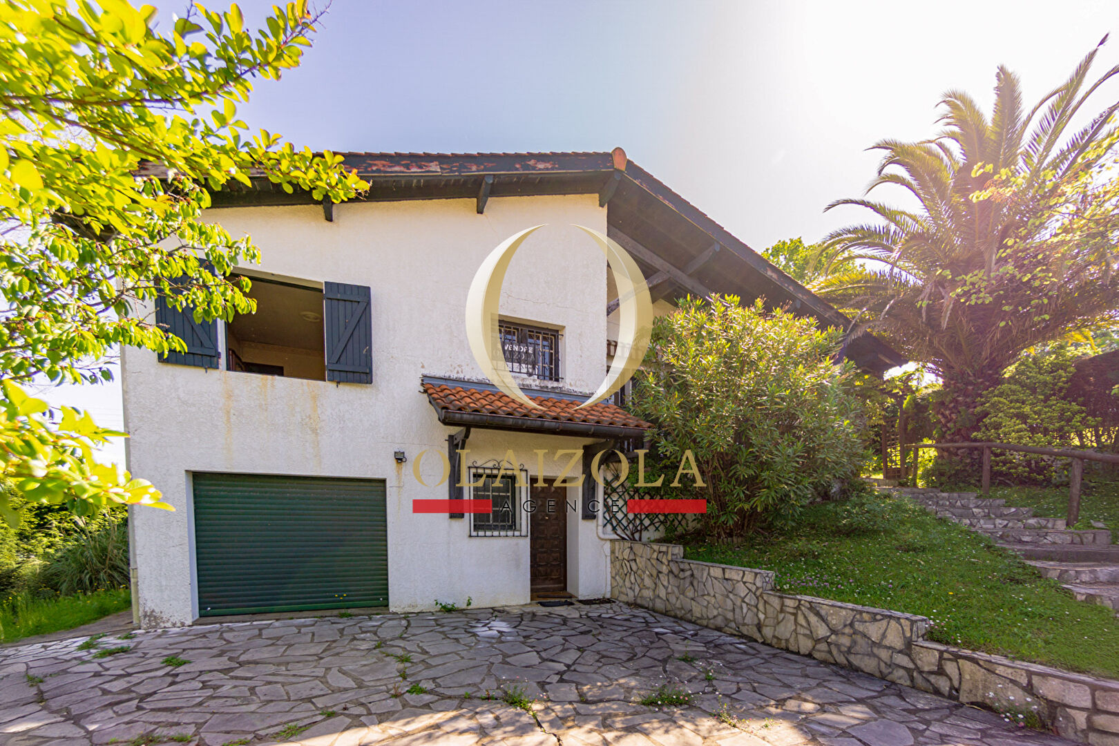 Saint-Jean-de-Luz - Maison spacieuse avec garage et jardin bucolique dans quartier calme.