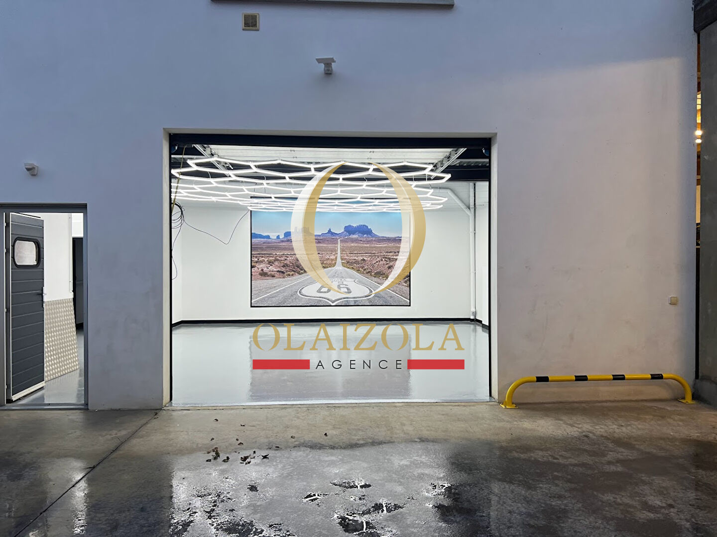 Ascain-Murs:Local d'activité aménagé avec double accès sectionnel et mezzanine