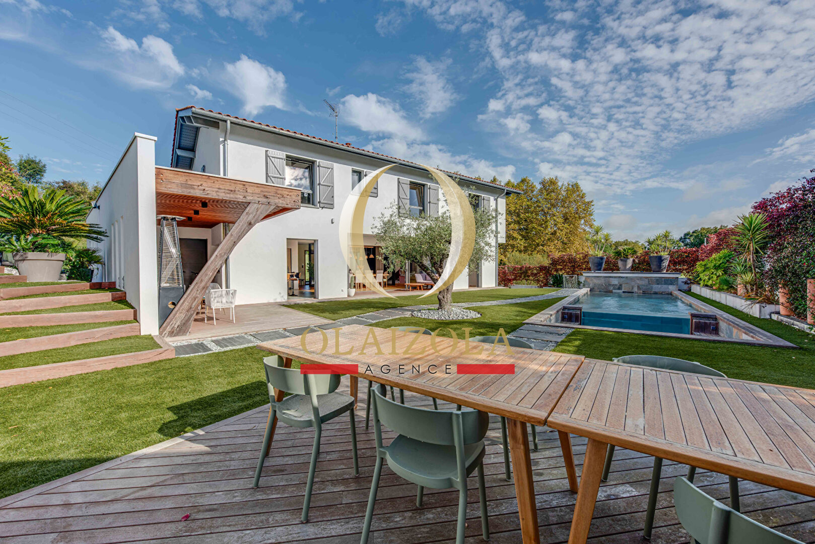 ARBONNE - Maison contemporaine avec piscine et terrasse dans un environnement paisible