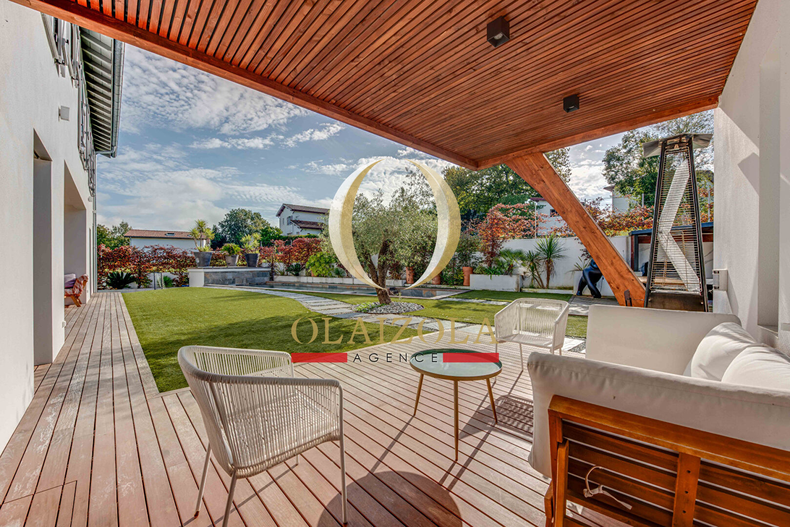 Photo ARBONNE - Maison contemporaine avec piscine et terrasse dans un environnement paisible image 3/6