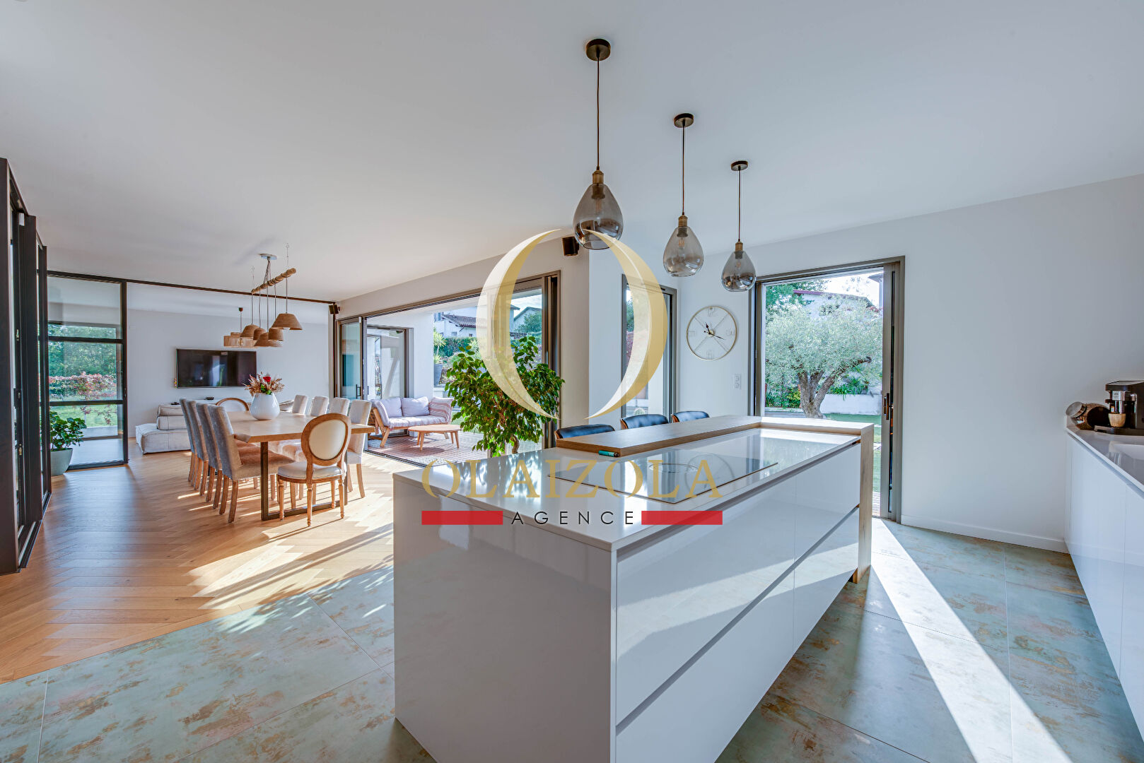 Photo ARBONNE - Maison contemporaine avec piscine et terrasse dans un environnement paisible image 4/6