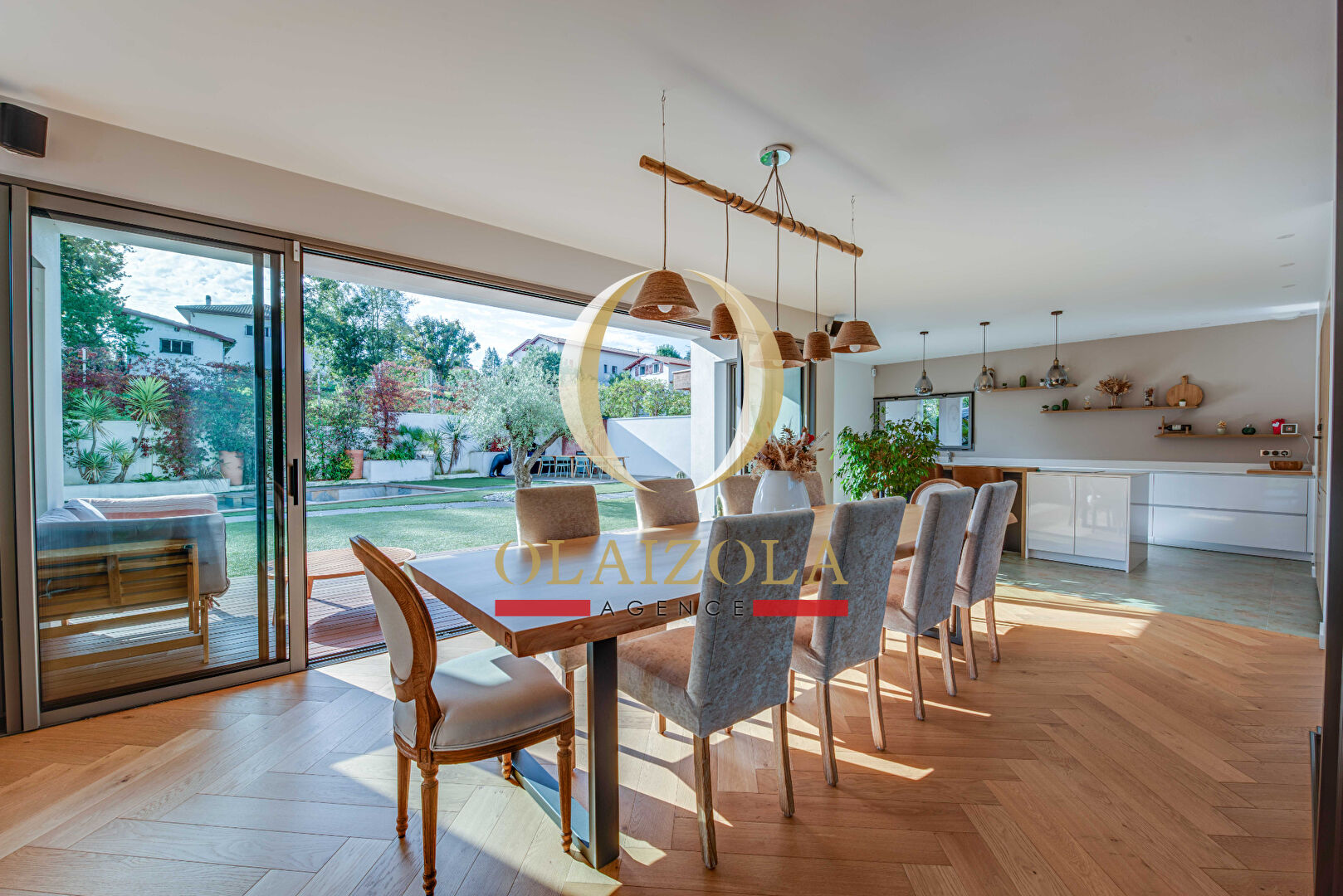 Photo ARBONNE - Maison contemporaine avec piscine et terrasse dans un environnement paisible image 5/6