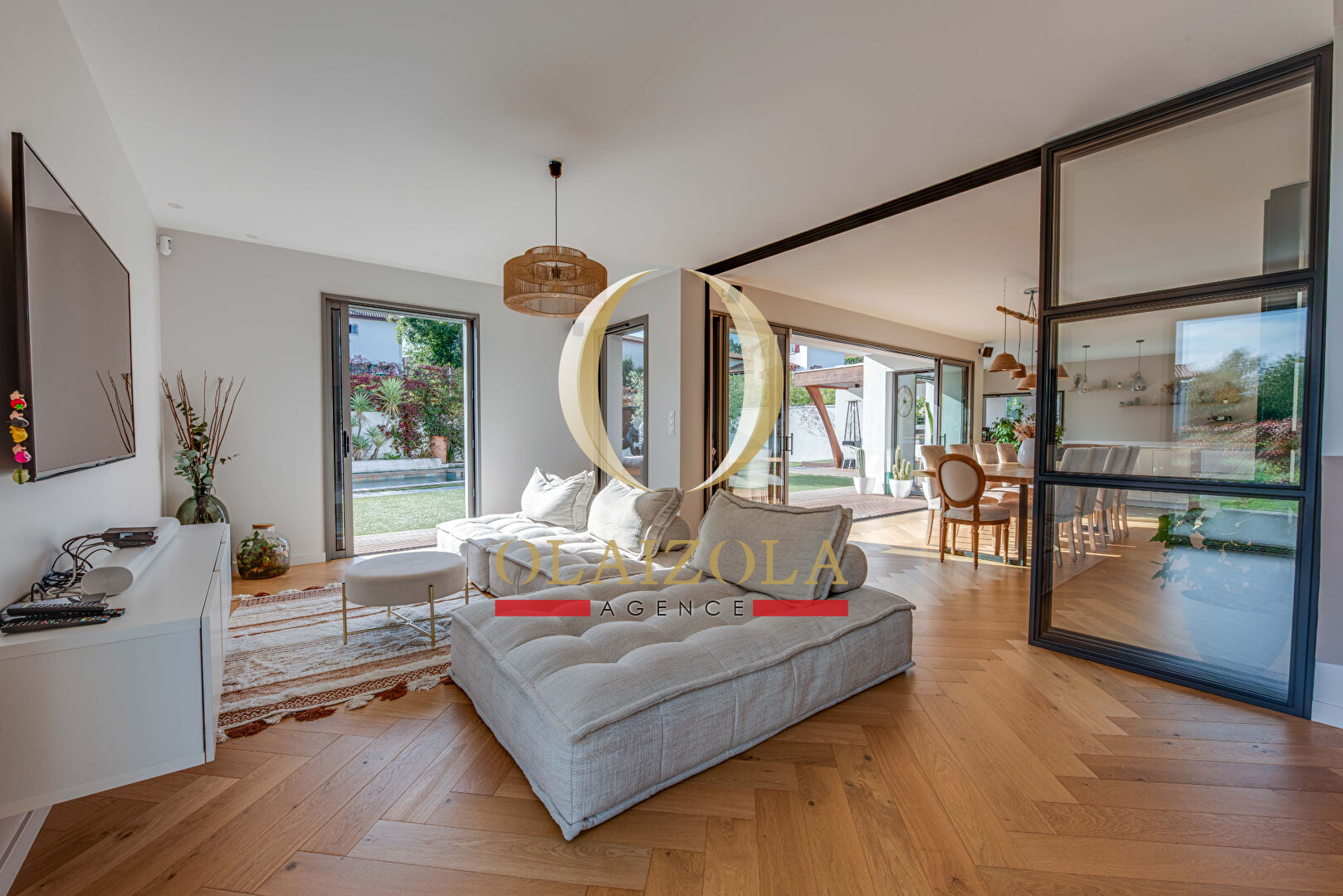 Photo ARBONNE - Maison contemporaine avec piscine et terrasse dans un environnement paisible image 6/6