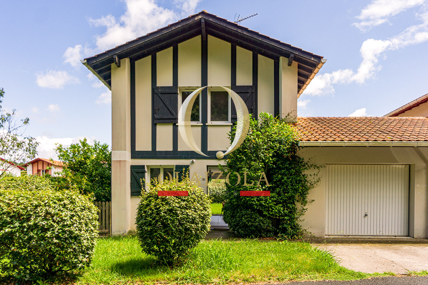 ARBONNE - Maison avec jardin et garage dans quartier résidentiel calme.