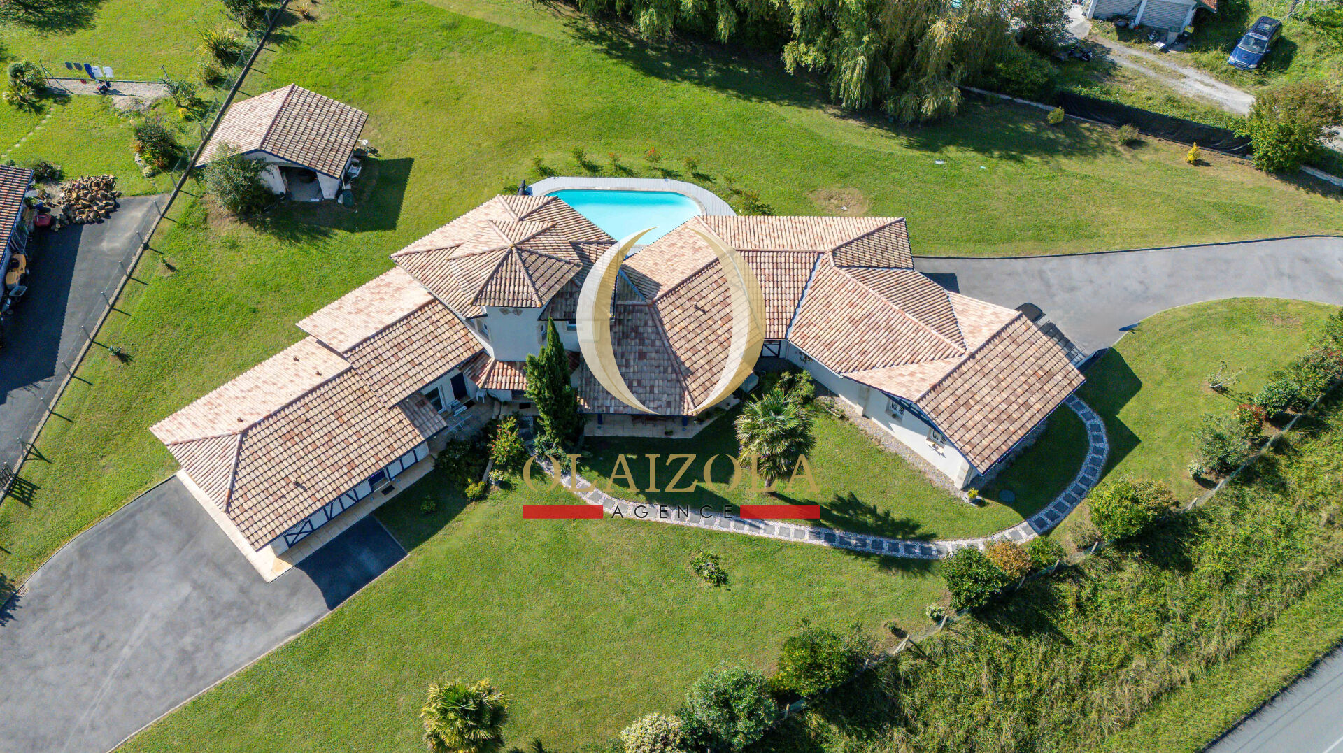 BIDART - Grande maison familiale avec garages sur 3400 m² de terrain.