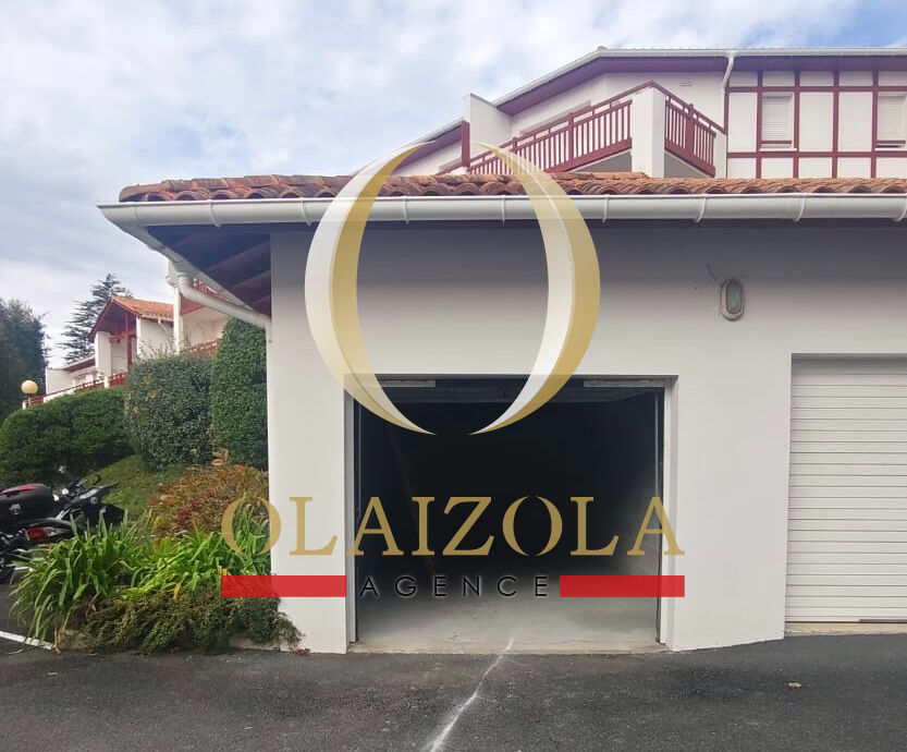 SAINT JEAN DE LUZ : Garage fermé de 18 m² avec mezzanine, au sein d'une résidence sécurisée