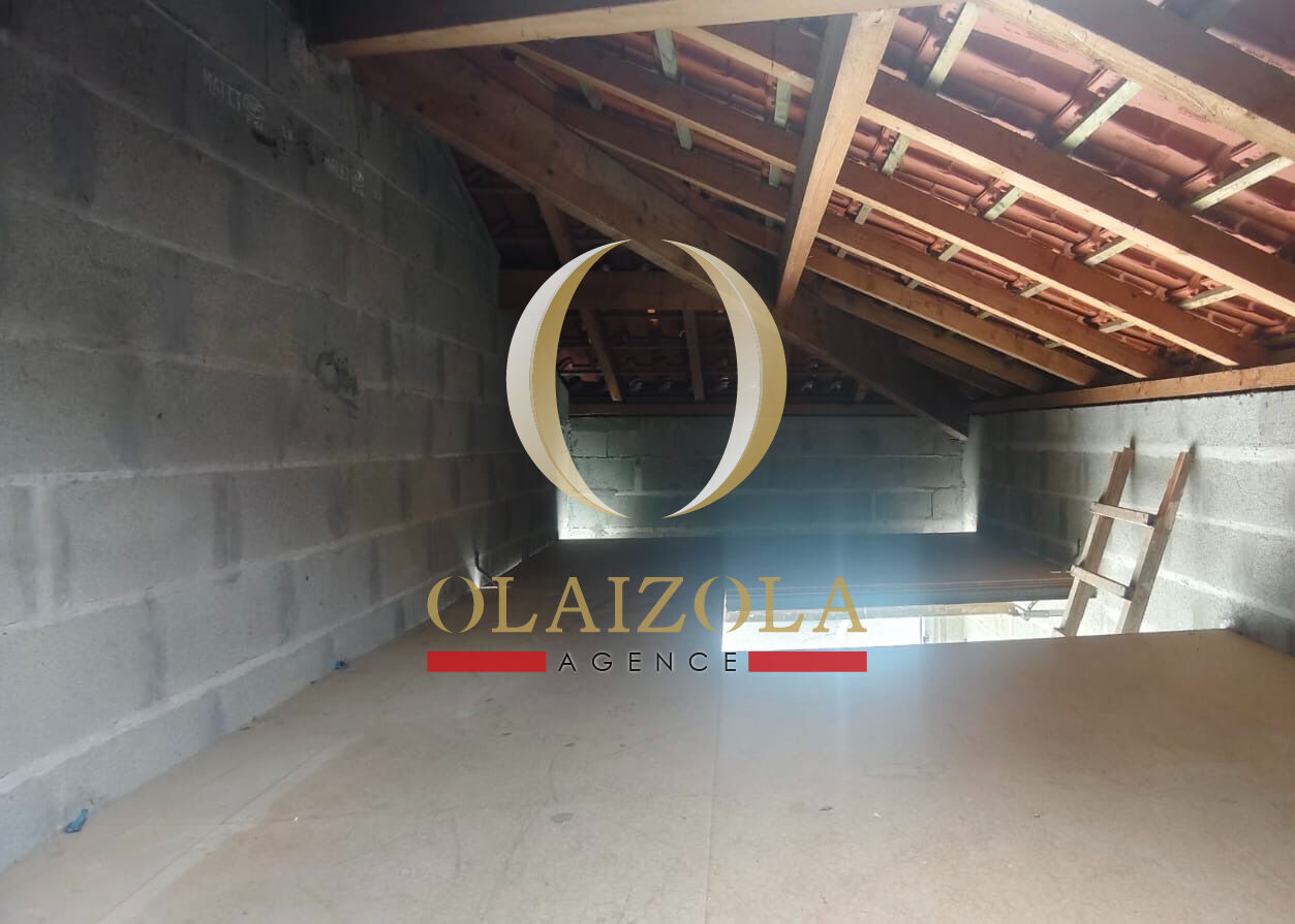 Photo SAINT JEAN DE LUZ : Garage fermé de 18 m² avec mezzanine, au sein d'une résidence sécurisée image 2/2