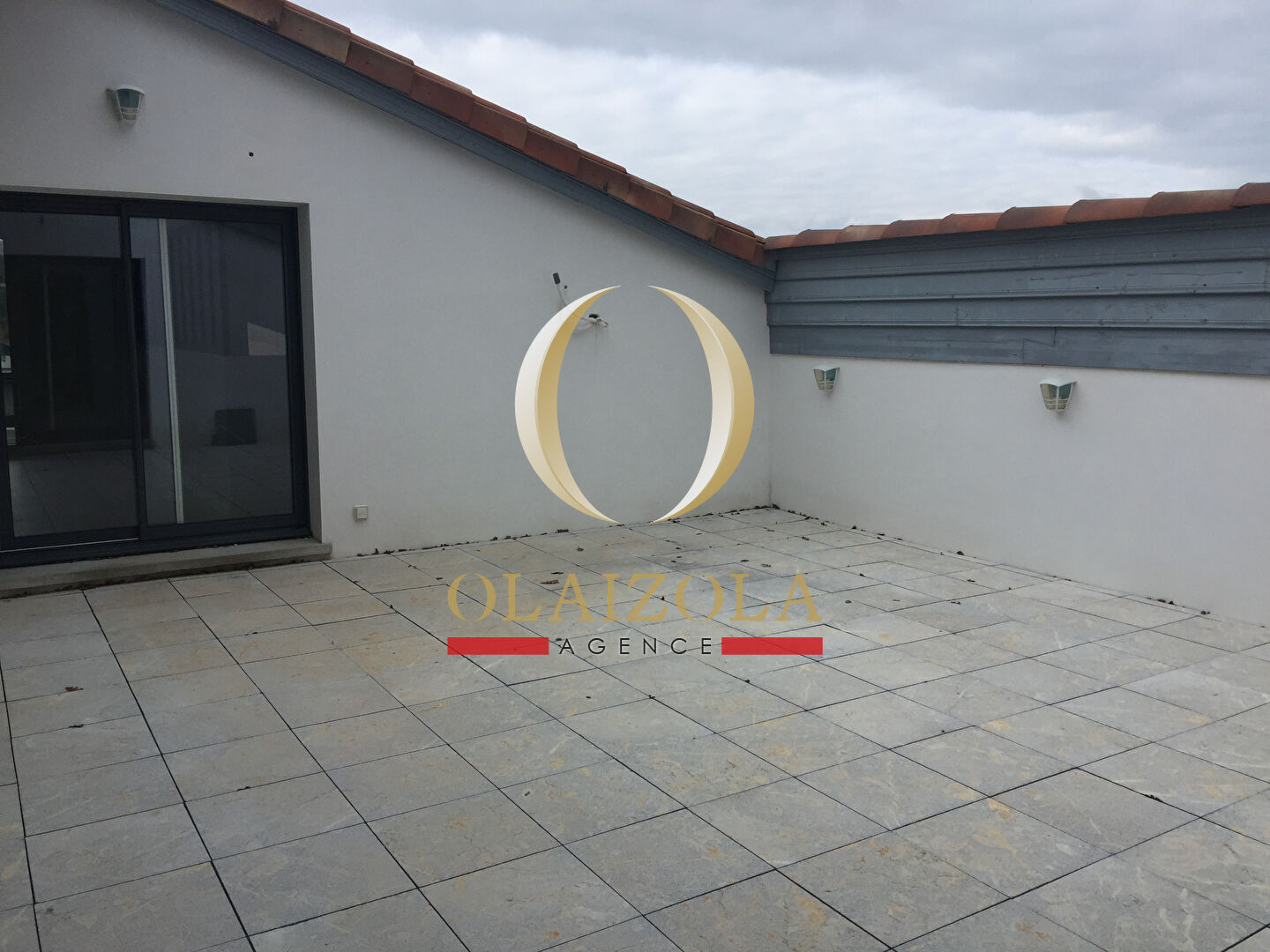 Ascain-Murs:  bâtiment ,Showroom -bureaux,parkings