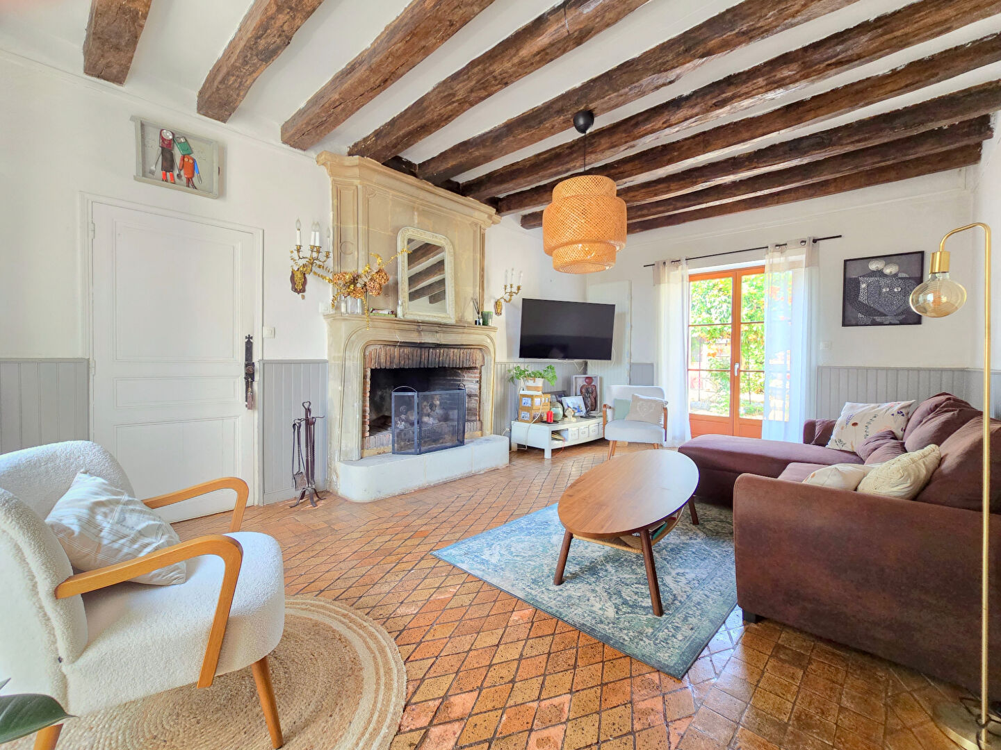 Maison de caractère à vendre à Epiré avec gîte et jardin arboré