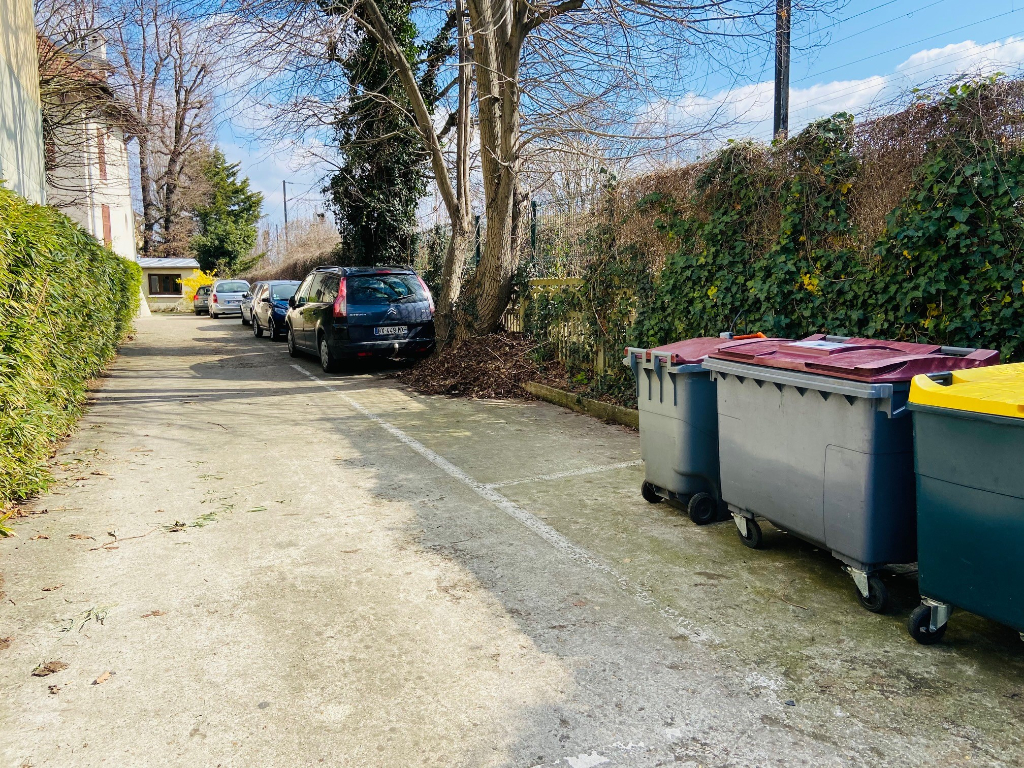 Photo Place de parking en extérieur - Rue Robert Jumel image 2/2