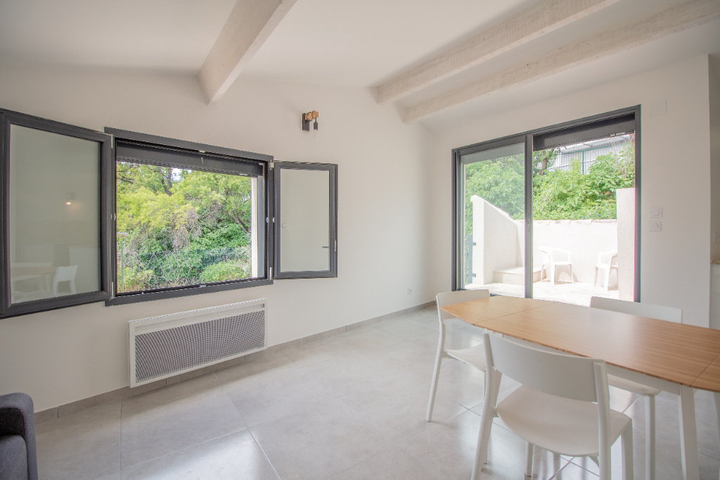 SALON DE PROVENCE Location T3 meublé rénové terrasse parking centre-ville