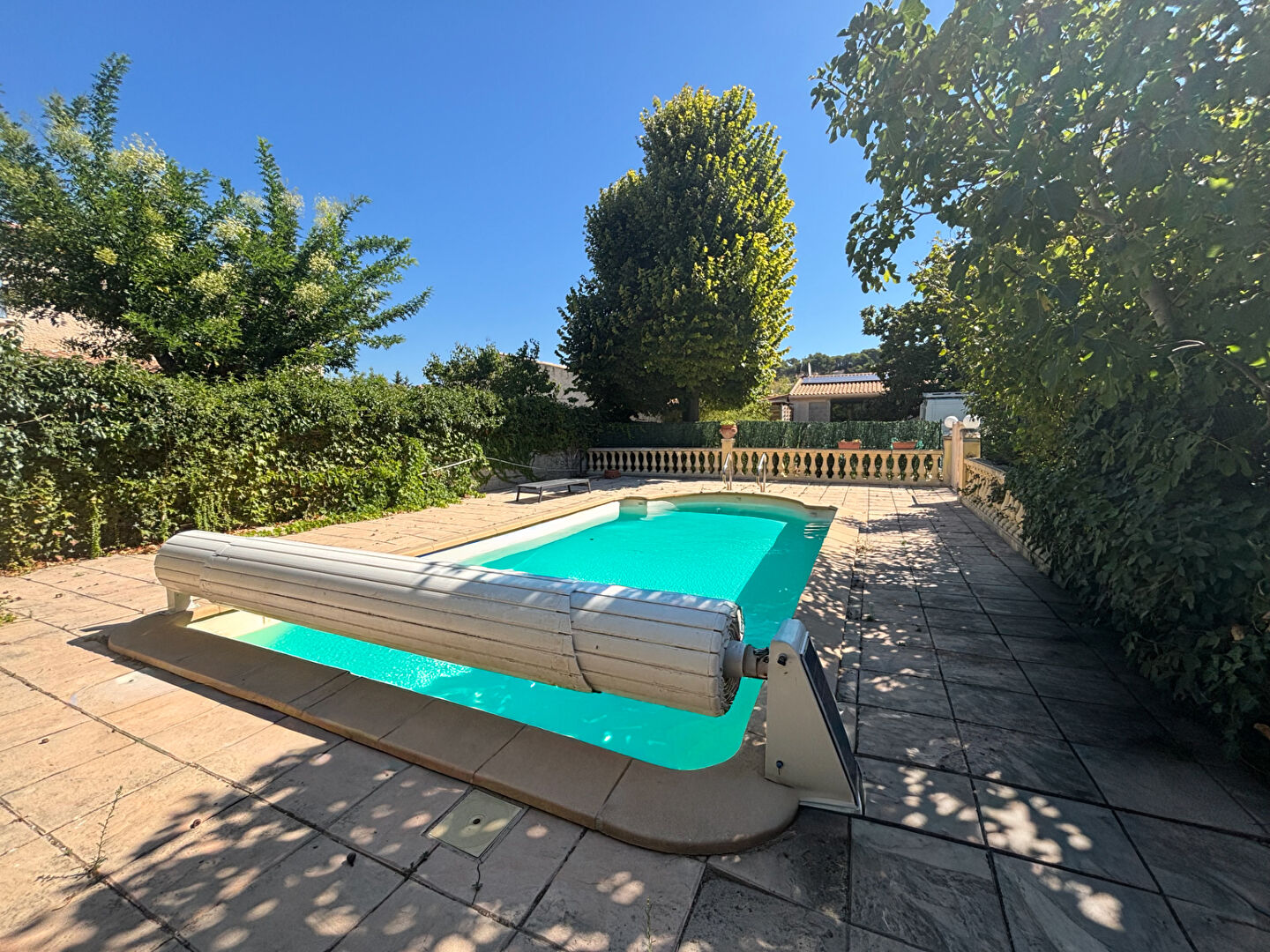 Maison avec dépendances, piscine et jardin arboré de 1082 m²