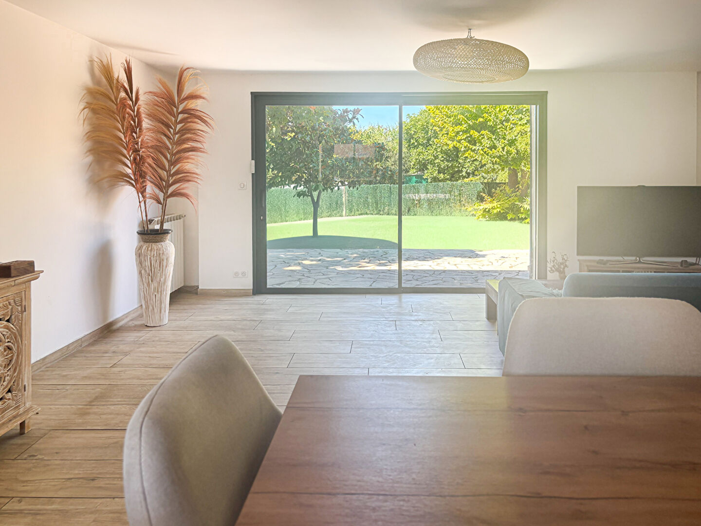 Maison avec dépendances, piscine et jardin arboré de 1082 m²