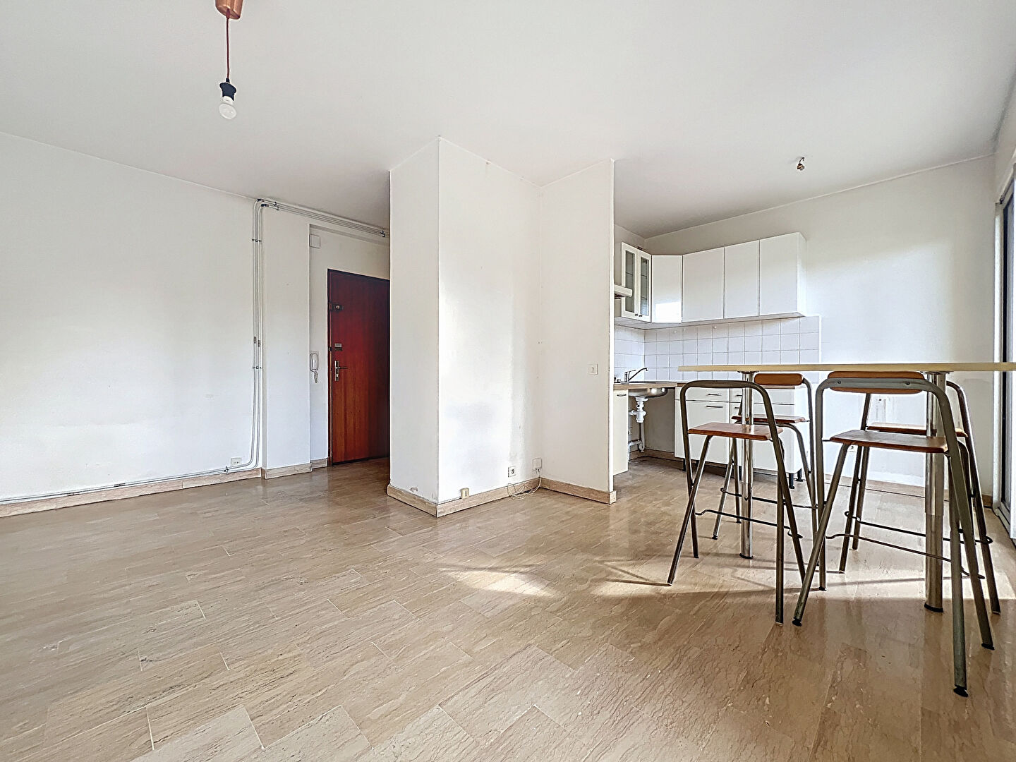 Photo AIX EST,  T1 résidence standing, ascenseur, terrasse, parking. image 4/6