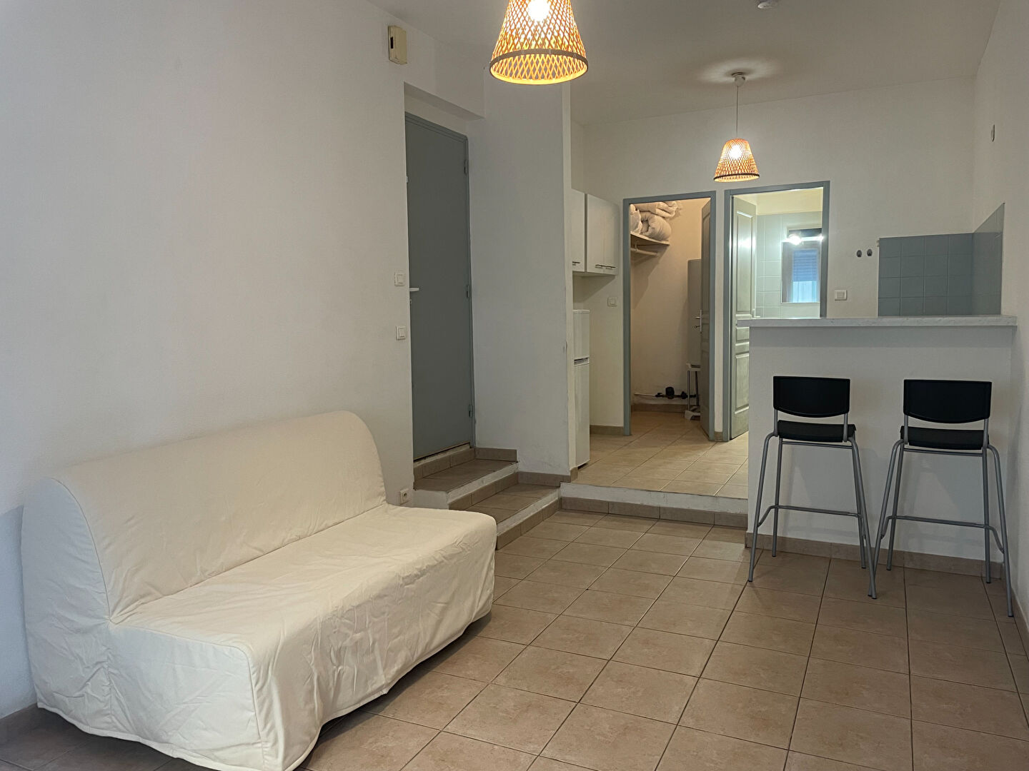 Charmant studio meublé à louer au coeur du village de Meyrargues