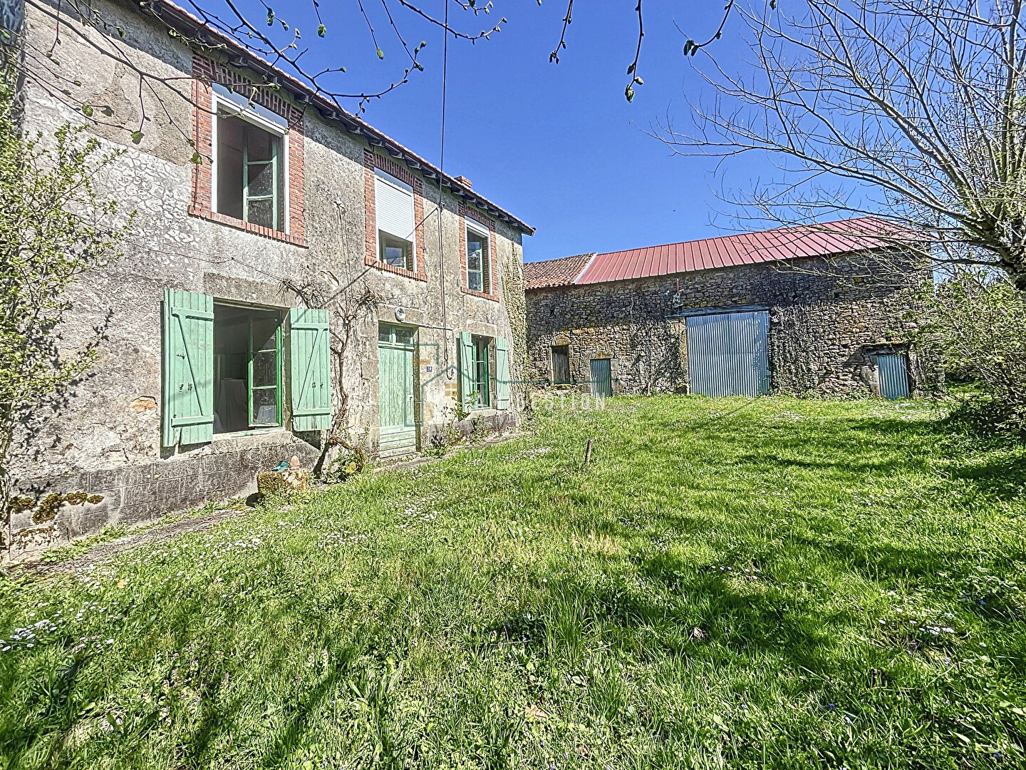 Photo Charmante maison avec grande grange image 3/6